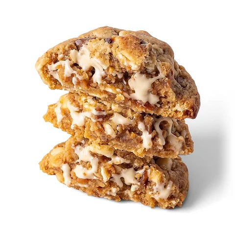 Cookie maison de Woody's Factory au chocolat blanc et aux noix de macadamia, photo studio sur fond blanc