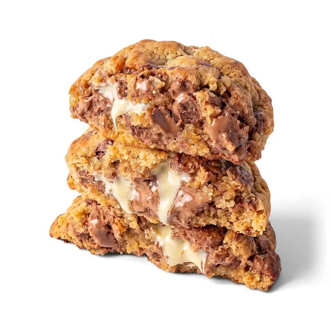 Cookie Kinder maison de Woody's Factory, chocolat blanc et chocolat au lait, photo studio sur fond blanc