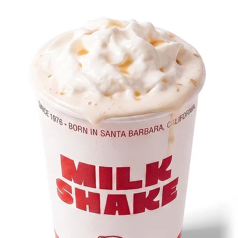 Gros plan sur The Real Shake de Woody's Factory : la chantilly nature déborde du gobelet Milk Shake