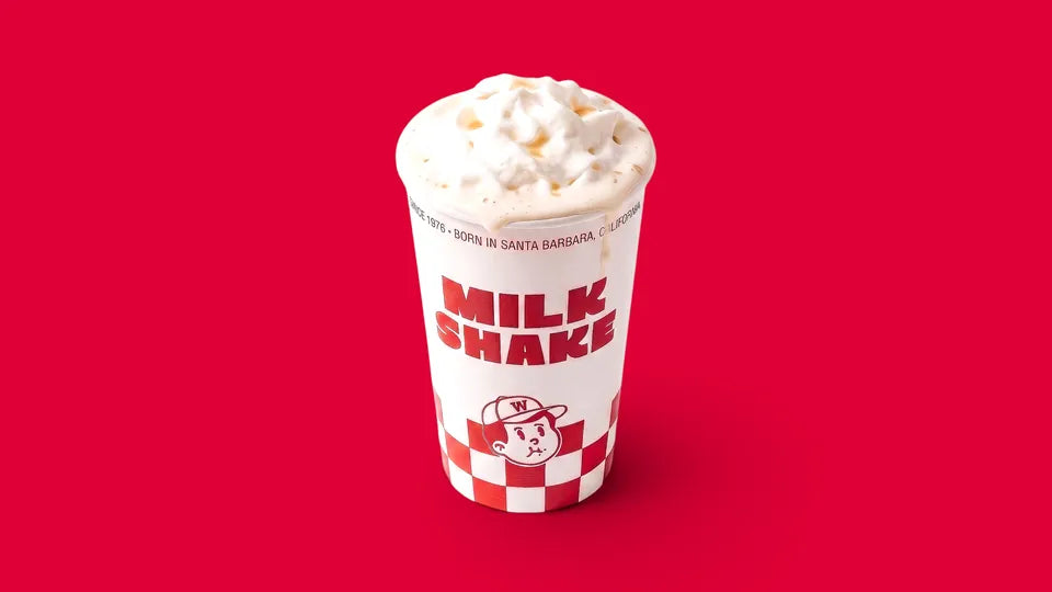 The Real Shake de Woody's Factory dans son gobelet Milk Shake, avec sa chantilly nature, sur fond rouge