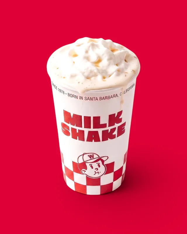 The Real Shake de Woody's Factory dans son gobelet Milk Shake, chantilly nature, sur fond rouge
