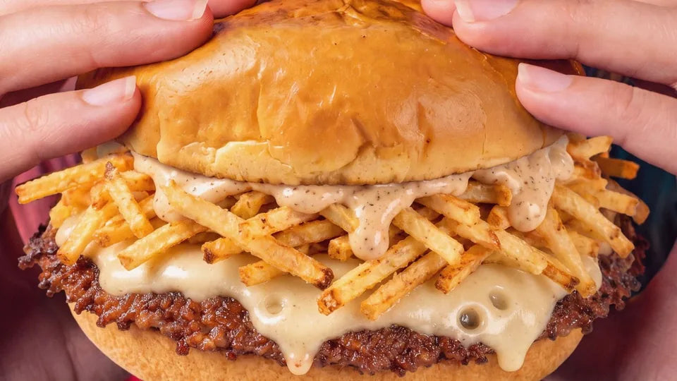 Gros plan sur The Nightmare, le smash burger d'Halloween de Woody's Factory à Lens et à Douai : chips en forme de frite, sauce au poivre et emmental fondu sur un steak smashé