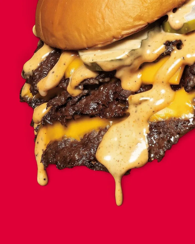 The 1976, smash burger de Woody's Factory : steaks smashés, cheddar fondu, pickles et sauce qui coule