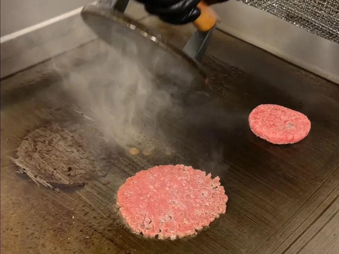 Steak smashé sur la plaque, la vapeur s'échappe : l'eau de surface s'évapore