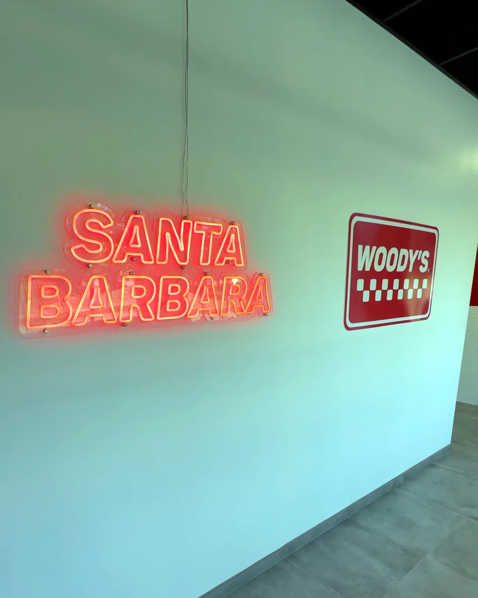 Coin Santa Barbara : néon et bar en bois le long des fenêtres