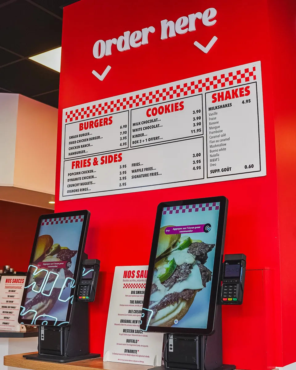 Bornes de commande Order here de Woody's Factory Douai, sous le menu board