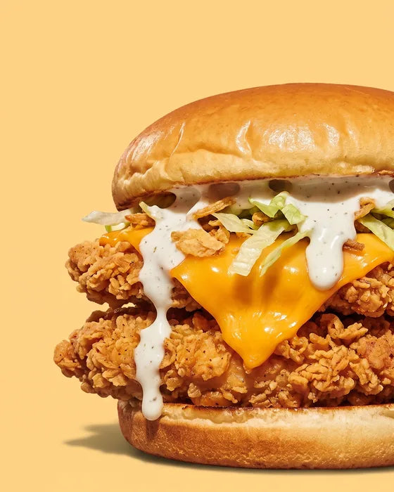 Burger The Ranch de Woody's Factory : poulet frit croustillant, cheddar, salade, oignons frits et sauce ranch