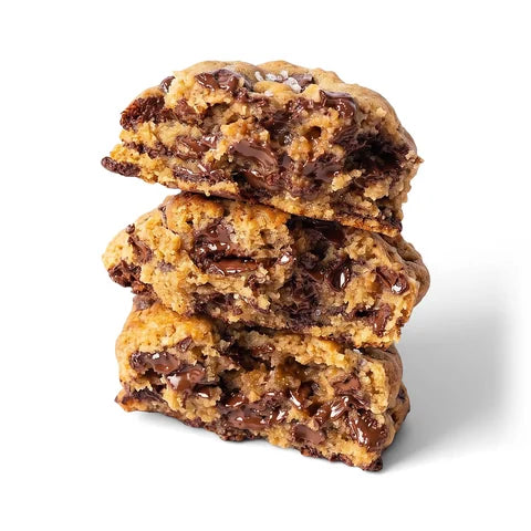 Cookie maison de Woody's Factory au chocolat noir et à la fleur de sel, photo studio sur fond blanc