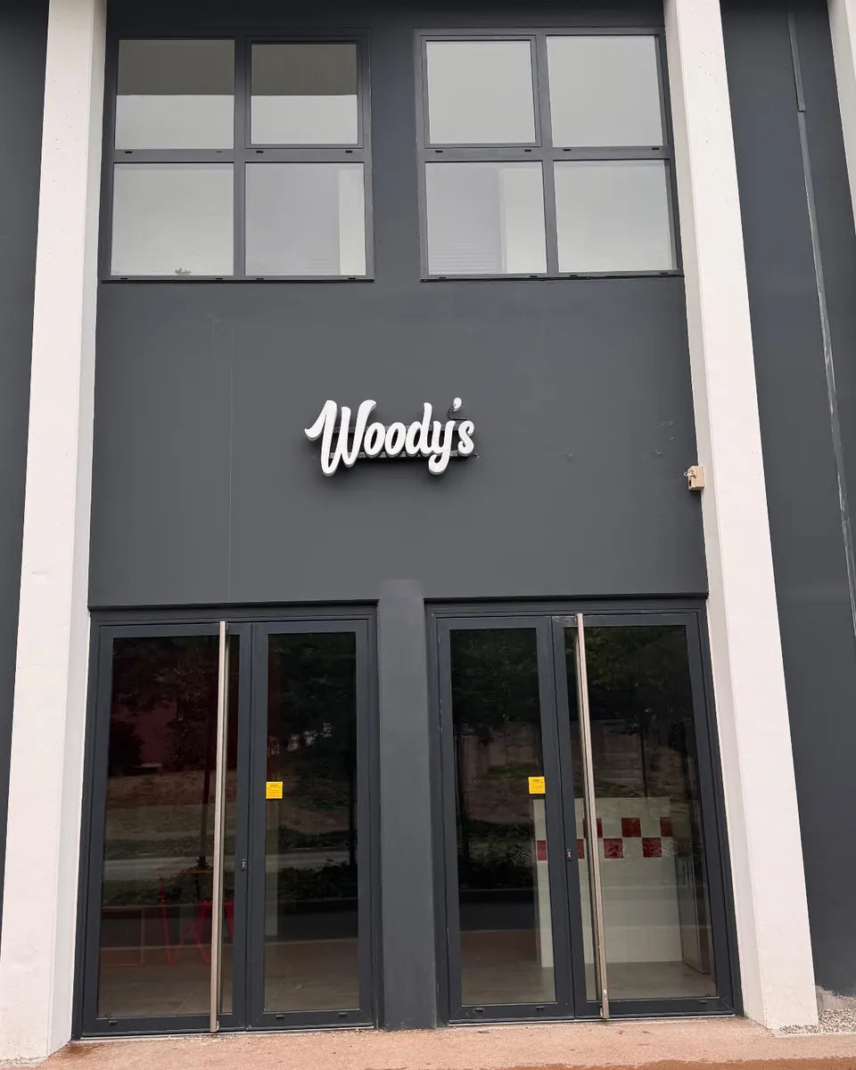 Façade de Woody's Factory Lens, 45 avenue André Delelis, côté stade Bollaert-Delelis