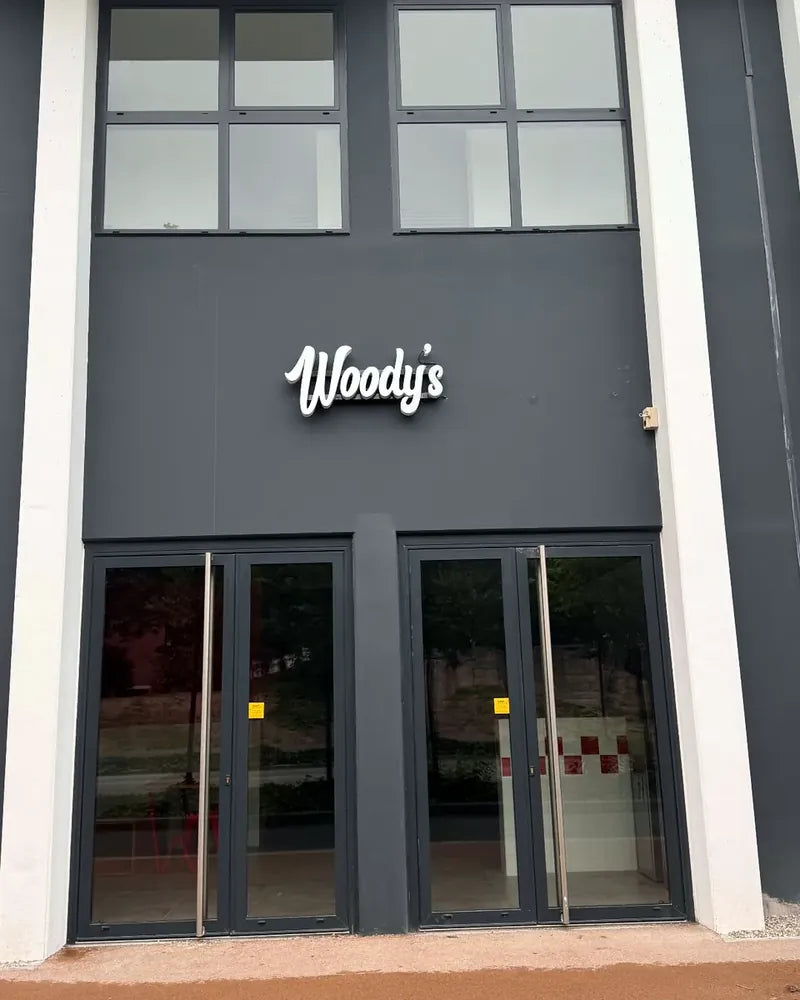 Façade de Woody's Factory Lens, avenue André Delelis, côté stade Bollaert-Delelis