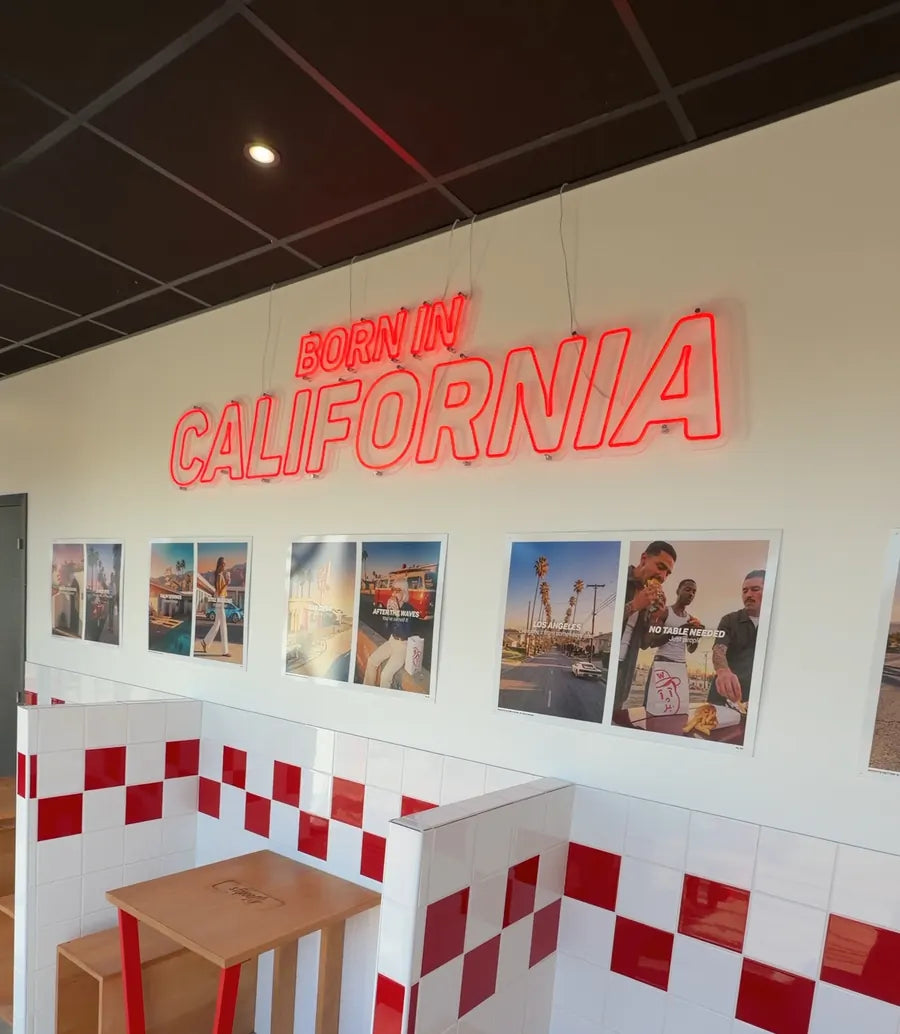 Le néon Born in California dans la salle de Woody's Factory Lens