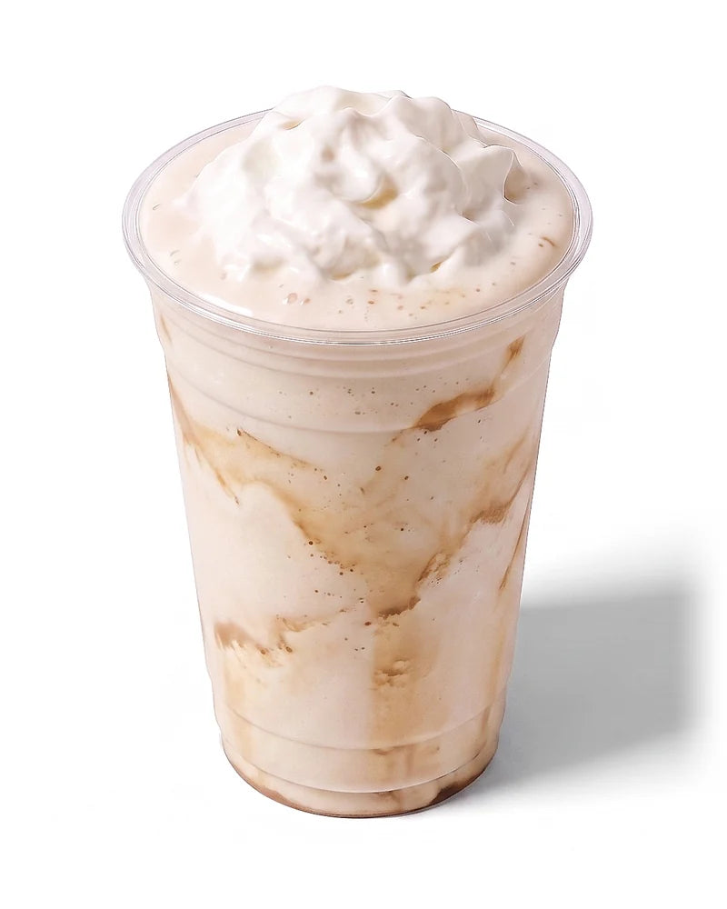 The Coffee Shake de Woody's Factory, milkshake à la crème glacée et au café, dans un gobelet transparent, photo studio sur fond blanc