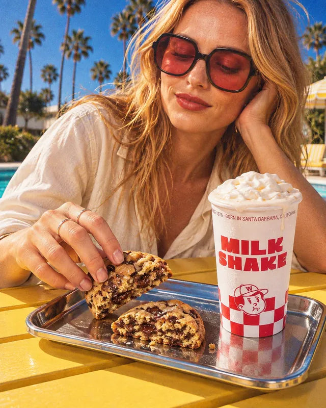 Une cliente savoure un cookie à côté d'un milkshake The Real Shake de Woody's Factory