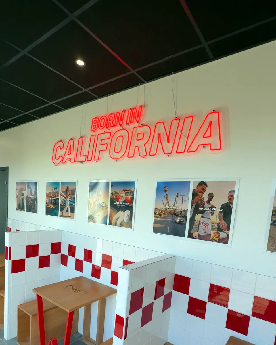 Zone Born in California de Woody's Lens : néon rouge, tables en bois, banquettes à damier, baies vitrées