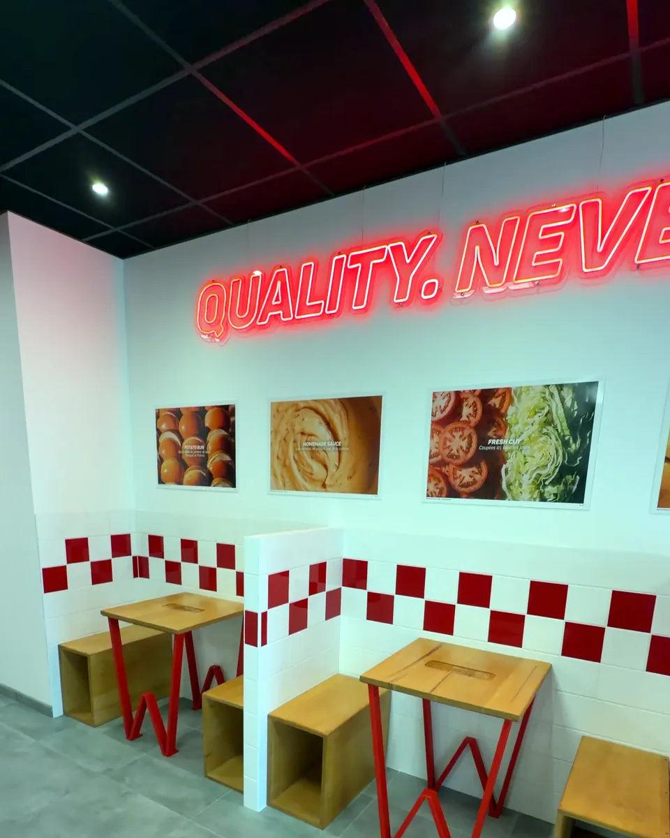 Zone Quality. Never Fast. : la devise en néon au-dessus du mur des ingrédients