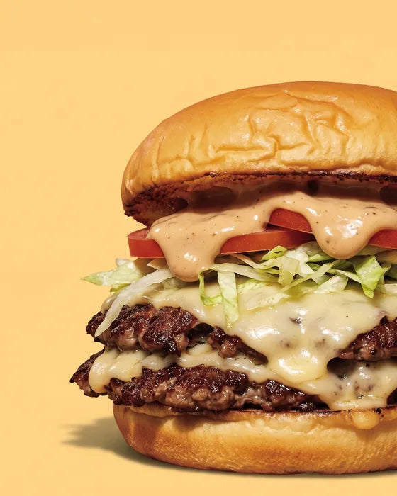 Smash burger The Redwood de Woody's Factory : double steak smashé, emmental, salade, tomate et sauce fumée
