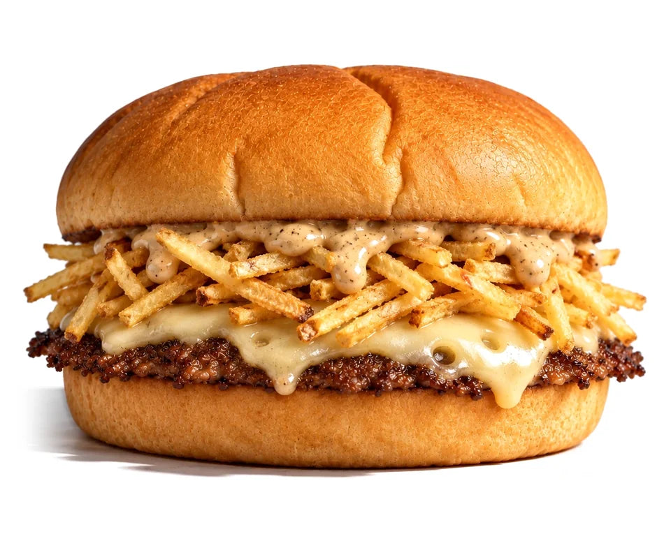 The Nightmare sur fond blanc : potato bun, sauce au poivre, chips fines en bâtonnets, emmental fondu et steak smashé