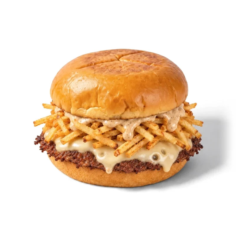 The Nightmare de Woody's Factory sur fond blanc : potato bun, chips en bâtonnets, sauce au poivre, emmental fondu et steak smashé